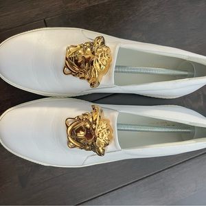 Versace men’s white loafer with gold Medusa. In great condition. Size 44
